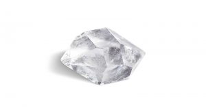 En klar herkimer diamant på hvid baggrund