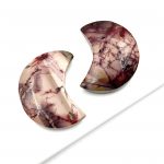 To måner af bordeaux og råhvide halvædelsten