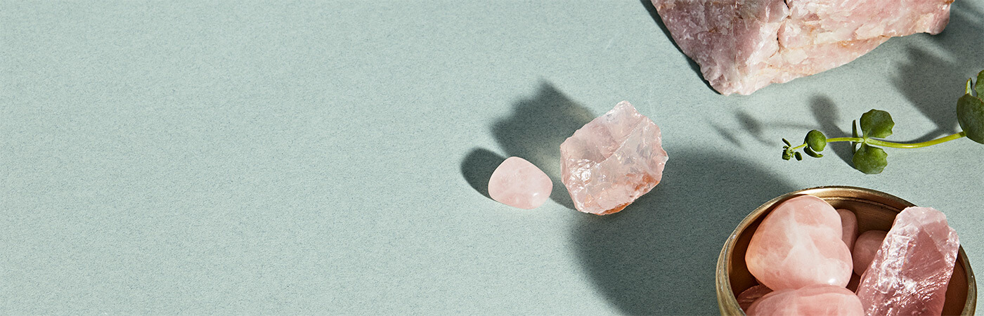Lyserød Rosenkvarts på ralstel turkis baggrund