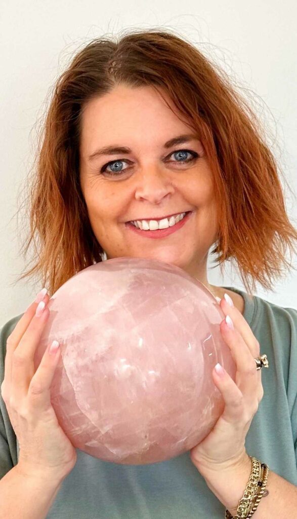 Susanne Thobiasen med stor lyserød krystalkugle