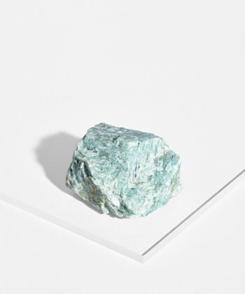 Lysegrøn Rå Amazonit i str. XL på hvid baggrund