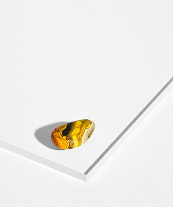 Poleret Bumblebee Jasper sten i gule farver på hvid baggrund