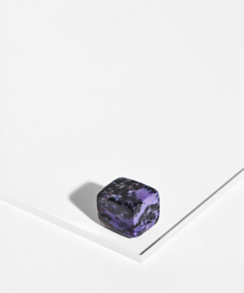 Lilla og sort poleret Charoit kube på hvid baggrund