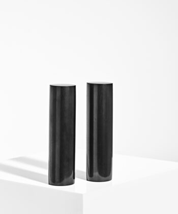 2 stk sorte Shungit Harmonizers. De står på højkant på en hvid plade med hvid baggrund