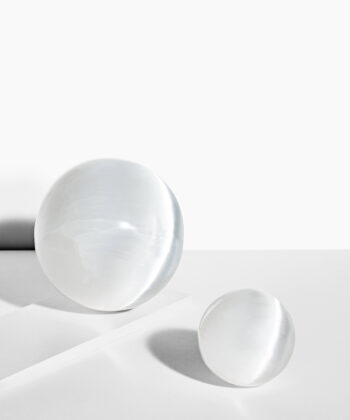 Smuke hvide Selenit kugler i 2 størrelser