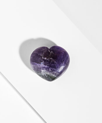 Skønt lilla hjerte i ametyst på hvid baggrund