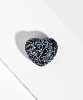 Smukt hjerte i grå/sort snefnug obsidian på hvid baggrund