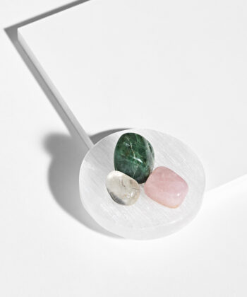 Lille hvid og smuk Selenit plade til opladning af dine sten og krystaller. På billedet er pladen vist med 3 sten på