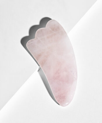 Lyserød Gua Sha wellness sten lavet af rosenkvarts