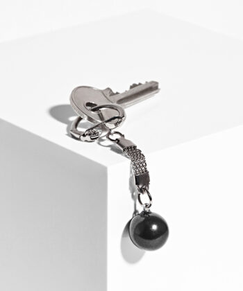 Nøglering med sort shungit kugle på hvid baggrund