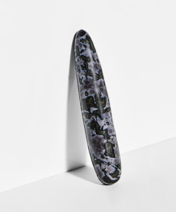 Hvid baggrund med en healerstav i sort og grå Gabbro