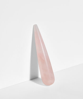 Hvid baggrund med en healerstav i rosenkvarts