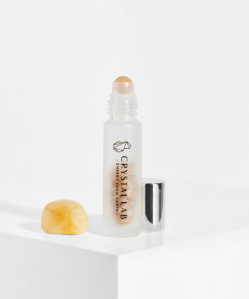 En hvid baggrund med en roll on med minikrystaller. Gul Calcit