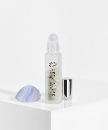 En hvid baggrund med en roll on med minikrystaller. Lyseblå Blondeagat