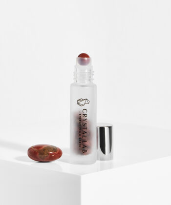 En hvid baggrund med en roll on med minikrystaller. Rød Jaspis