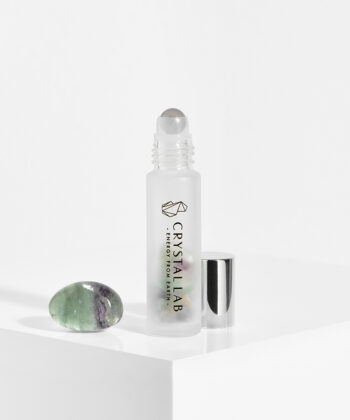 En hvid baggrund med en roll on med minikrystaller. Grøn Fluorit