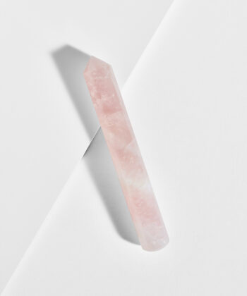 Tårn i rosenkvarts på hvid baggrund