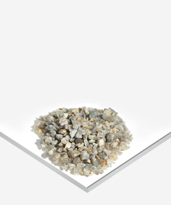 En hvid baggrund med Mange Minikrystaller. Grå brun labradorit