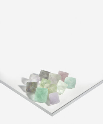 En hvid baggrund med Mange Minikrystaller - Forskellige farver af oktader i Fluorit