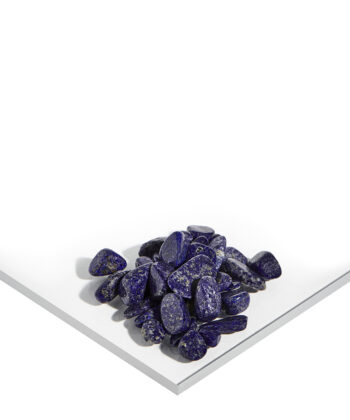 En hvid baggrund med Mange Minikrystaller - Lapis Lazuli