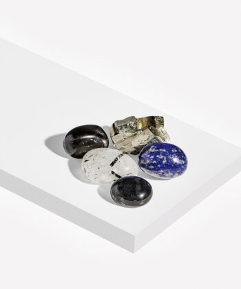 Krystalsæt på hvid baggrund. 2 stk sort turmalin