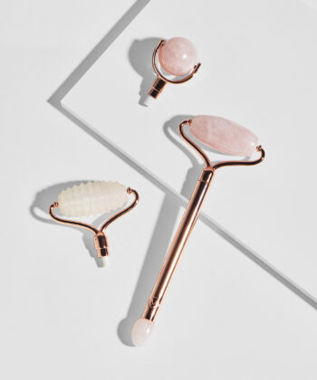 Luksus Gua-sha ansigtsrulle i rosakvarts - vises på hvid baggrund