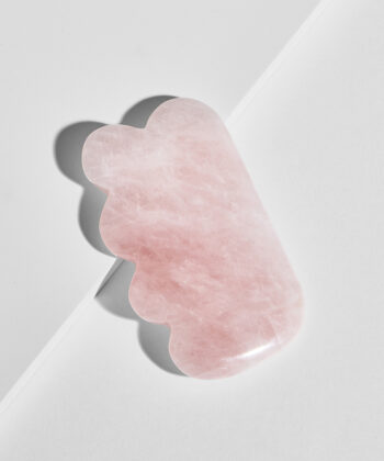 Guasha i rosakvarts - vises på hvid baggrund