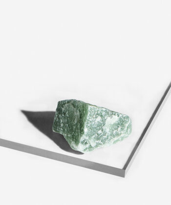 Flot Grøn Rå Aventurin på hvid baggrund