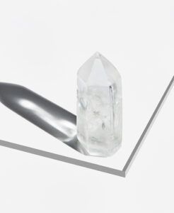 Smukt bjergkrystal tårn med skygge bagved