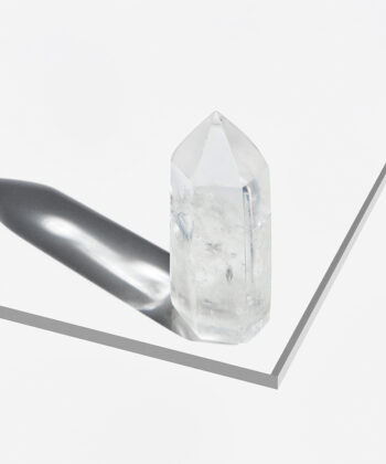 Klar Bjergkrystal stav med spids på hvid baggrund