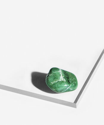 Smuk poleret grøn Budstone med hvide og mærkegrønne detaljer på hvid baggrund