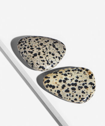 2 råhvide Dalmatiner Meditationssten med fine sorte dalmatiner pletter på hvid baggrund