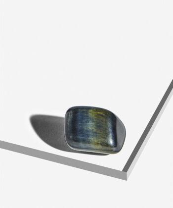 Smuk poleret Falkeøje sten i dybe mørkeblå og grønne nuancer på hvid baggrund