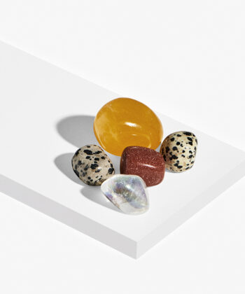 Krystalsæt på hvid baggrund. Gul Calcit