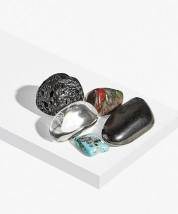 Forskellige lommesten på hvid baggrund. Krystalsættet Helbred