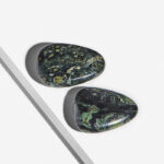 2 stk mørkegrønne kambaba jaspis lommesten på hvid baggrund