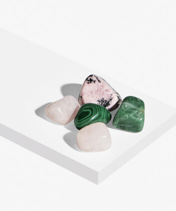 Et krystalsæt med 5 sten på hvid baggrund