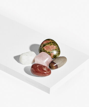 Krystalsæt på hvid baggrund. En grøn/rød unakit