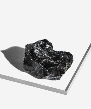 Sort Rå Morion sten på hvid baggrund