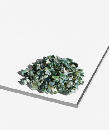 En bunke Grønne Mos Agat Ministen i mange forskellige smukke grønne farver på hvid baggrund