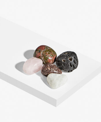 Krystalsæt på hvid baggrund. Grøn/rød unakit