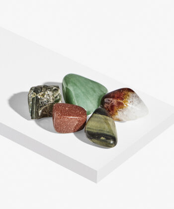 Krystalsæt på hvid baggrund. Guld Sten