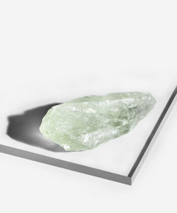 Lysegrøn semitransparent halvblank Rå Prasiolit på hvid baggrund