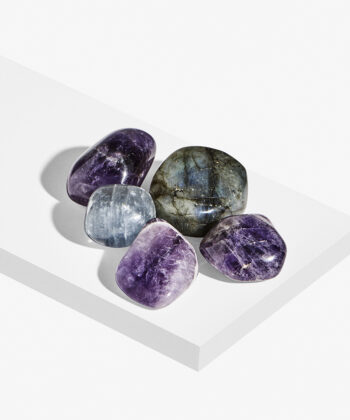 Krystalsæt på hvid baggrund. 3 stk lilla ametyst