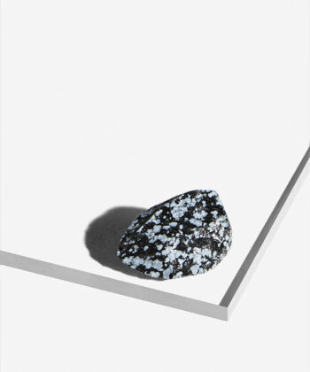 Sort Rå Snefnug Obsidian med hvide detaljer på hvid baggrund