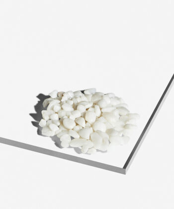 Mælkehvide polerede Snekvarts Ministen på hvid baggrund