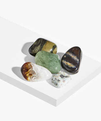 Krystalsæt på hvid baggrund. Grøn Kvarts