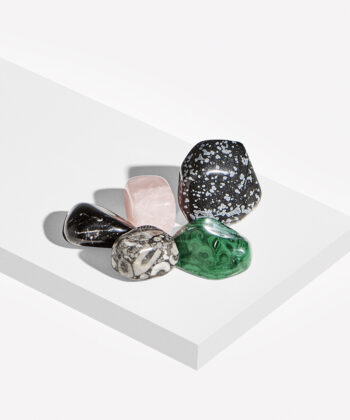 Forskellige lommesten på hvid baggrund. Krystalsættet Tryg rejse