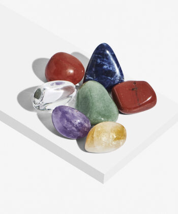 7 forskellige chakrasten i forskellige farve på hvid baggrund