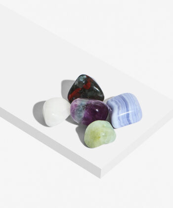 Hvid baggrund med forskellige lommesten krystaller - stjernetegnet Fisken